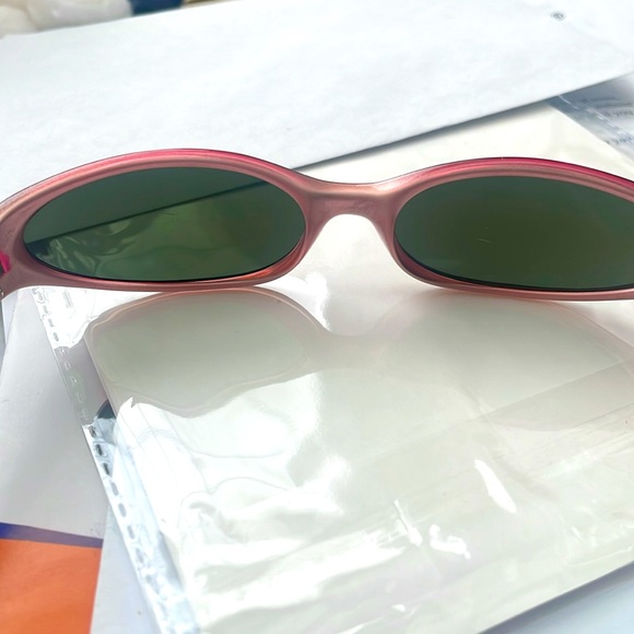 Roxy sunglasses. EC. No scratches.
Roxy RX 5061. Measures 5 in across front. - Picture 5 of 5